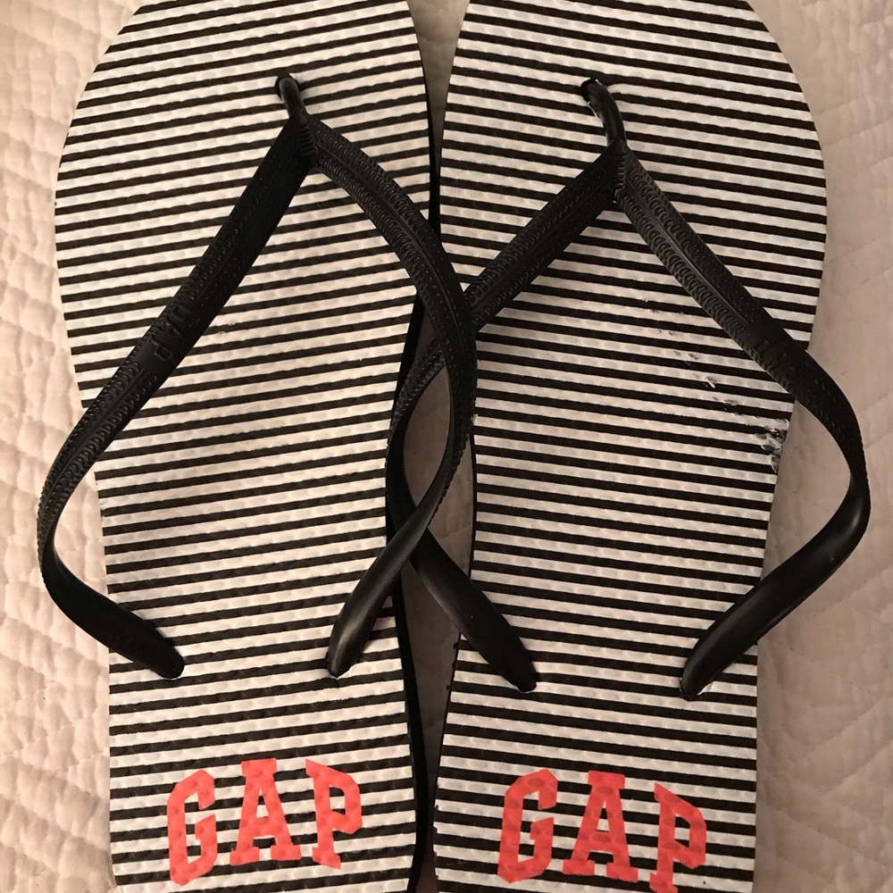 GAP Women’s flip flops